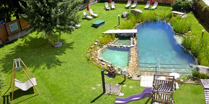Allergiker-Hotels - Verwendung natürlicher Reiniger - Idyllischer Schwimmteich mit großer Liegewiese - Zirbenhotel Steiger