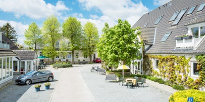 Allergiker-Hotels - für Diabetiker geeignete Nachspeisen/Kuchenbuffet - Hofansicht mit Blick aufs Haupthaus - HofHotel Krähenberg
