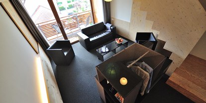 Allergiker-Hotels - tapetenfreie Wände - Wohnbereich mit Balkon - Maisonette "Biersuite" - Best Western Plus BierKulturHotel Schwanen