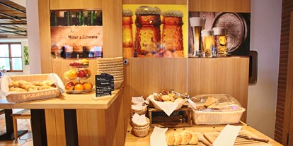 Allergiker-Hotels - Desinfektionsmittelspender - Frühstücksbuffet mit Blick auf die Brauerei - Best Western Plus BierKulturHotel Schwanen