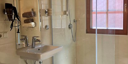 Allergiker-Hotels - Zimmerböden in Allergie-Zimmern: Laminatboden - Badezimmer Anna - Haus Seebach 