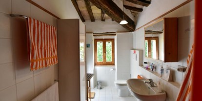 Allergiker-Hotels - Wände mit Naturfarbe bemalt - Italien - Badezimmer 1 mit charakteristischen  Holzbalken - Poggio-delle-Querce Eichenhügel