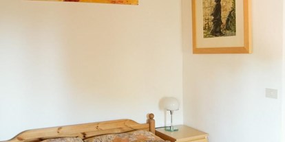 Allergiker-Hotels - Wäscheservice - Schlafzimmer 1 mit Wagenfeld-Leuchte, Originalkunstwerken ((Monatti, Silicati) - Poggio-delle-Querce Eichenhügel