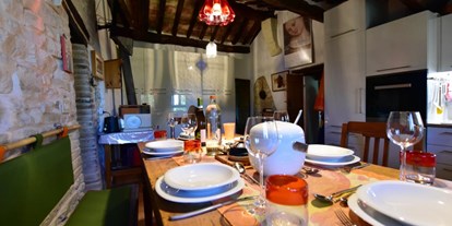 Allergiker-Hotels - individuelle Zubereitung von Speisen - Küche mit gedecketem Tisch, Porzellan von Rosenthal, Suomi. Lampe von Ingo Maurer - Poggio-delle-Querce Eichenhügel