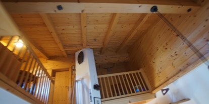 Allergiker-Hotels - Zimmerböden in Allergie-Zimmern: Laminatboden - Pinzgau - Hüttencharakter: Blick in den offenen Dachraum - Hochkrimml 108/2