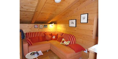 Allergiker-Hotels - Zimmerböden in Allergie-Zimmern: Laminatboden - Pinzgau - gemütlicher Wohnbereich mti Eck.Couch, SAT-TV - Hochkrimml 108/2