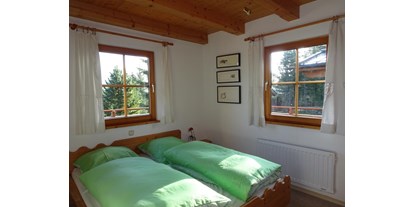Allergiker-Hotels - Fußbodenheizung - Schlafzimmer 1 mit 2 Fenstern, Kleiderschrank, Bergblick - Hochkrimml 108/2