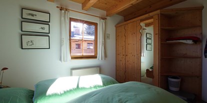 Allergiker-Hotels - Zimmerböden in Allergie-Zimmern: Laminatboden - Pinzgau - Schlafzimmer 1 mit Vollholz-Kleiderschrank. moderne Grafik - Hochkrimml 108/2
