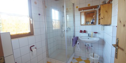 Allergiker-Hotels - umfangreiche vegetarische Küche - Badezimmer mit Fenster
Dusche, Waschbecken, WC - Hochkrimml 108/2