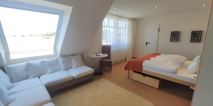 Allergiker-Hotels - Auswahl an verschiedenen Polstermaterialien - Komfort Doppelzimmer Richtung Nordsee und Dünen - Naturhotel Baltrum
