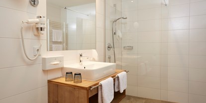 Allergiker-Hotels - Alternativen zu tierischer Milch: Sojamilch - Galtür - Bad in den neu renovierten Zimmern - Hotel Zontaja