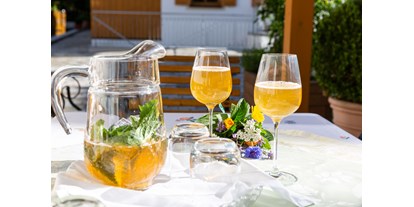 Allergiker-Hotels - Verwendung natürlicher Reiniger - Bayern - Erfrischung mit Kräutern und hausgemachtem Apfelsaft  - Landhaus Theresa - barrierefrei