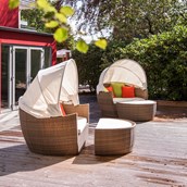 Hotel-fuer-Allergiker: Entspannen Sie in einer unserer Sonneninseln oder in einem traditionellem Strandkorb. - Das Frühstückshotel SPO