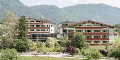 Allergiker-Hotels - Desinfektionsmittelspender - Tiroler Unterland - Hotel-Sommeransicht - Juffing Hotel & Spa ****S