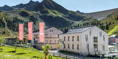 Allergiker-Hotels - Wände mit Naturfarbe bemalt - Ötztal - 3-Seenhaus - Aussenansicht - Jagdschloss-Resort