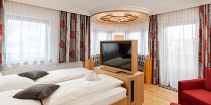 Allergiker-Hotels - Umgebungsschwerpunkt: Fluss - Wohlfühlkomfort-Doppelbettzimmer Turm-Junior-Suite in der Dorfstube im Lechtal. - Gasthof-Pension-Dorfstube
