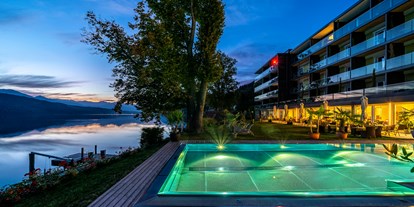 Allergiker-Hotels - Pools: Außenpool beheizt - Millstatt - Infinitypool bei Nacht - Villa Postillion am See