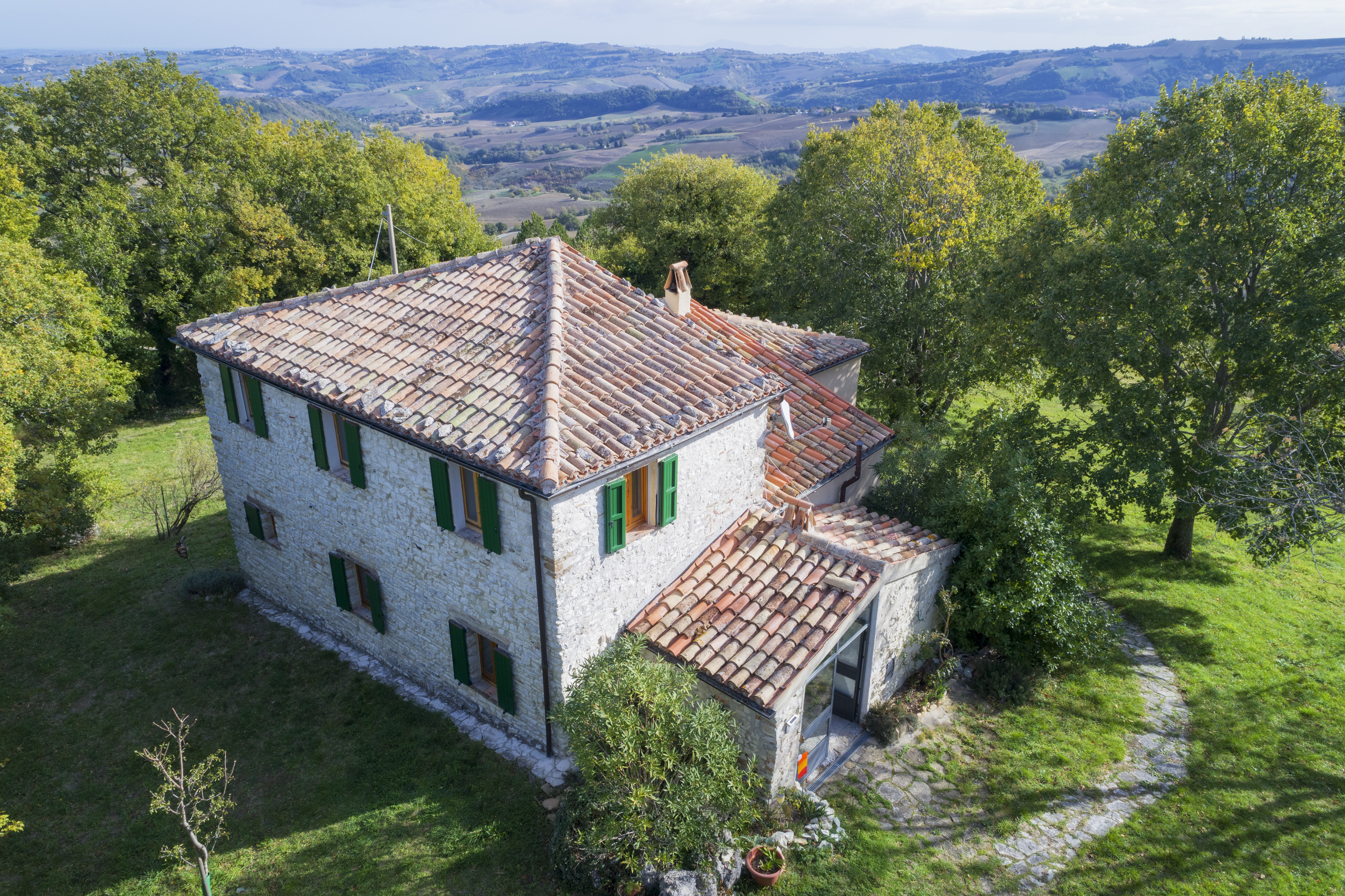 Hotel-fuer-Allergiker - Haus im Herbst mit Eingang, direkt im Naturpark mit weiter Sicht und Panorama, komplett nikotinfrei und tierhaarfrei - Poggio-delle-Querce Eichenhügel