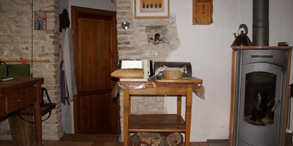 Allergiker-Hotels - tapetenfreie Wände - Italien - Küche mit kuscheligem Kaminofen für romantsche Stunden. - Poggio-delle-Querce Eichenhügel
