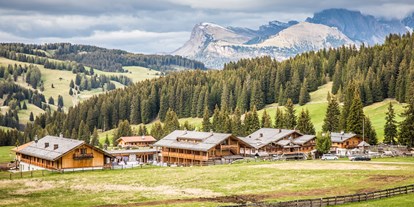 Allergiker-Hotels - Alternativen zu tierischer Milch: Mandelmilch - Außenansicht Hotel Sommer - Tirler Dolomites Living Hotel 