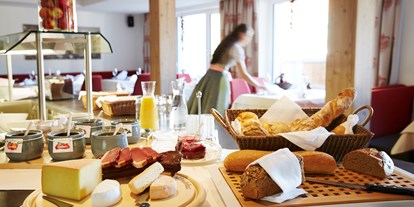 Allergiker-Hotels - genaue Kennzeichnung der Inhalte beim Frühstücksbuffet - Tirol - Speisesaal - Hotel Zontaja
