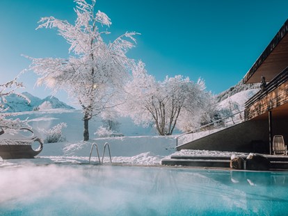 Allergiker-Hotels - Pools: Außenpool beheizt - Hirschegg (Mittelberg) - Naturhotel Chesa Valisa Pool im Winter - Das Naturhotel Chesa Valisa****s