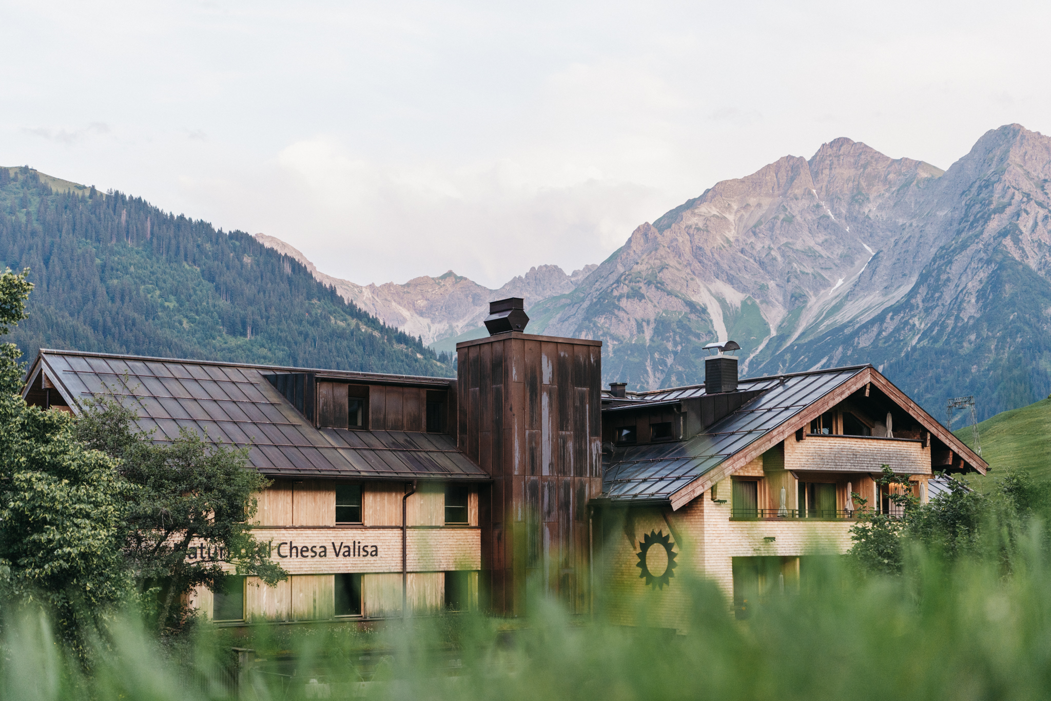 Allergiker-Hotels: Rückseite Stammhaus Bergblick - Das Naturhotel Chesa Valisa****s