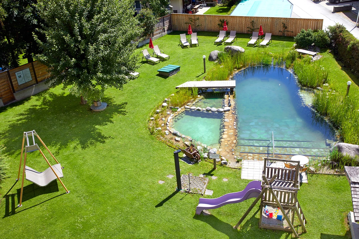 Hotel-fuer-Allergiker: Idyllischer Schwimmteich mit großer Liegewiese - Zirbenhotel Steiger
