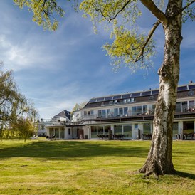 Hotel-fuer-Allergiker: Gartenansicht Gästehaus - HofHotel Krähenberg