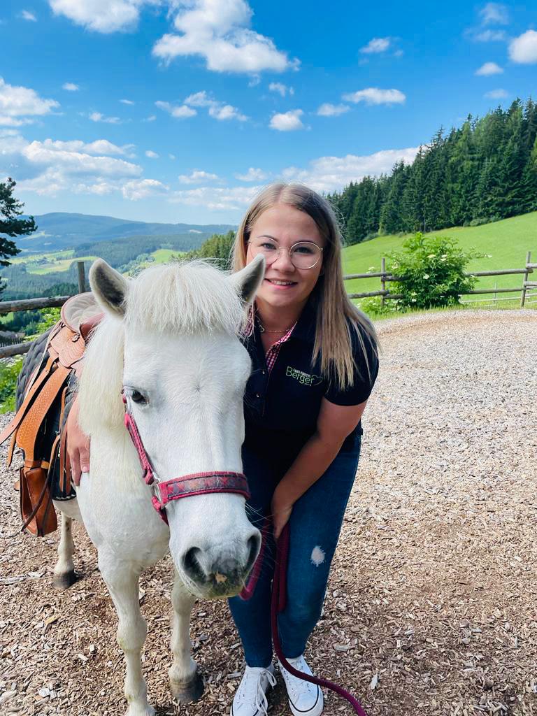 Hotel-fuer-Allergiker: Unsere kreative und liebevolle Kinderbetreuerin Maleen :) - Familienhotel Berger ***superior