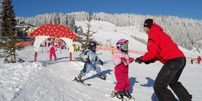 Allergiker-Hotels - Kinderbecken: Becken mit Chlor - Direkt vor unserem Hotel befindet sich das hauseigene Familienskigebiet "Familienschiberg St. Jakob im Walde" - Familienhotel Berger ***superior