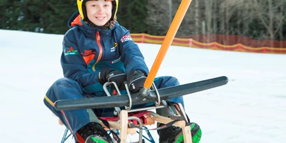 Allergiker-Hotels - Kinderbecken: Becken mit Chlor - Der absolute Hit: Bergauf-Rodeln am Familienschiberg St. Jakob im Walde!!!
Mit dem Schelpplift geht's den bBrg hinauf, runter rodelt man dann über die gesperrte Piste. In der Wintersaison jeden Samstag von 16:30 bis 18:30 Uhr, in den Semesterferin auch donnerstags. - Familienhotel Berger ***superior