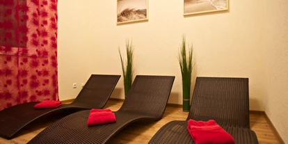Allergiker-Hotels - Sauna - Zeit für sich finden Sie in unserem kleinen Saunarefugium. Hier können Sie in stilvollem Wohlfühlambiente abschalten und die Seele baumeln lassen.
Ob in der Blocksauna oder in der Infrarotkabine – Ihre Wohlfühlzeit ist garantiert. Abkühlen können Sie sich anschließend unter unserer Wasserfalldusche, um danach im Ruheraum der angenehmen Hintergrundmusik zu lauschen und zu träumen… - Das Frühstückshotel SPO