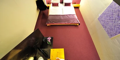Allergiker-Hotels - rauchfreies Hotel - "Stadtmauer-Maisonette" Zimmer mit Original Ehinger Stadtmauer - Best Western Plus BierKulturHotel Schwanen