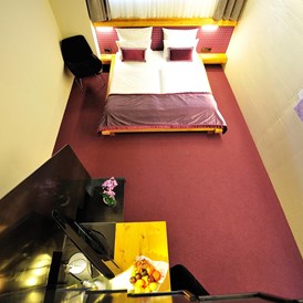 Hotel-fuer-Allergiker: "Stadtmauer-Maisonette" Zimmer mit Original Ehinger Stadtmauer - Best Western Plus BierKulturHotel Schwanen