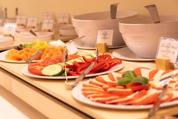 Hotel-fuer-Allergiker: Fisch, Wurst, Käse, Aufschnitt, feine Salat und noch vieles mehr. - Das Frühstückshotel Büsum