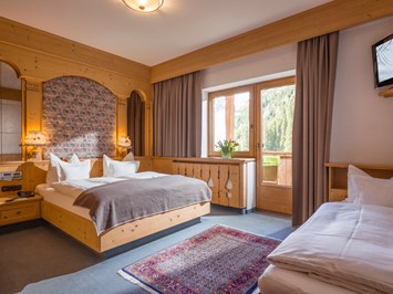 ****Hotel Almhof direkt im Ski- und Wandergebiet Hochfügen Zimmerkategorien Familienzimmer mit 2 getrennten Räumen, bis zu 5 Personen