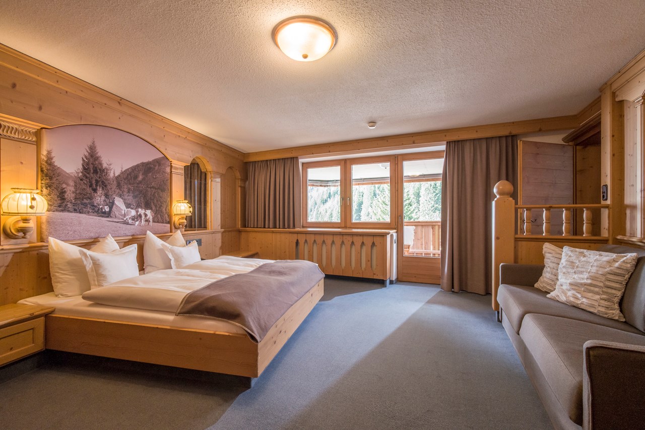 ****Hotel Almhof direkt im Ski- und Wandergebiet Hochfügen Zimmerkategorien Familiensuite KOHLSTATT bis zu 7 Personen