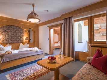 ****Hotel Almhof direkt im Ski- und Wandergebiet Hochfügen Zimmerkategorien Familiensuite LOAS bis zu 6 Personen
