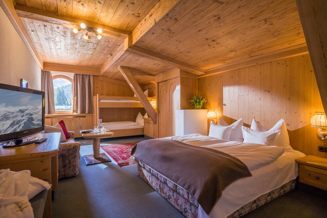 ****Hotel Almhof direkt im Ski- und Wandergebiet Hochfügen Zimmerkategorien Familiensuite ARBISKOPF bis zu 6 Personen