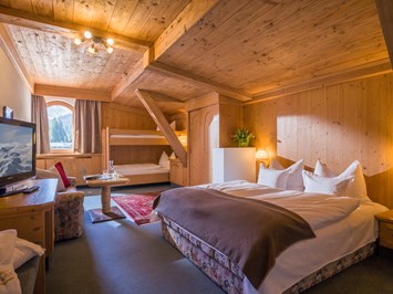 ****Hotel Almhof direkt im Ski- und Wandergebiet Hochfügen Zimmerkategorien Familiensuite ARBISKOPF bis zu 6 Personen