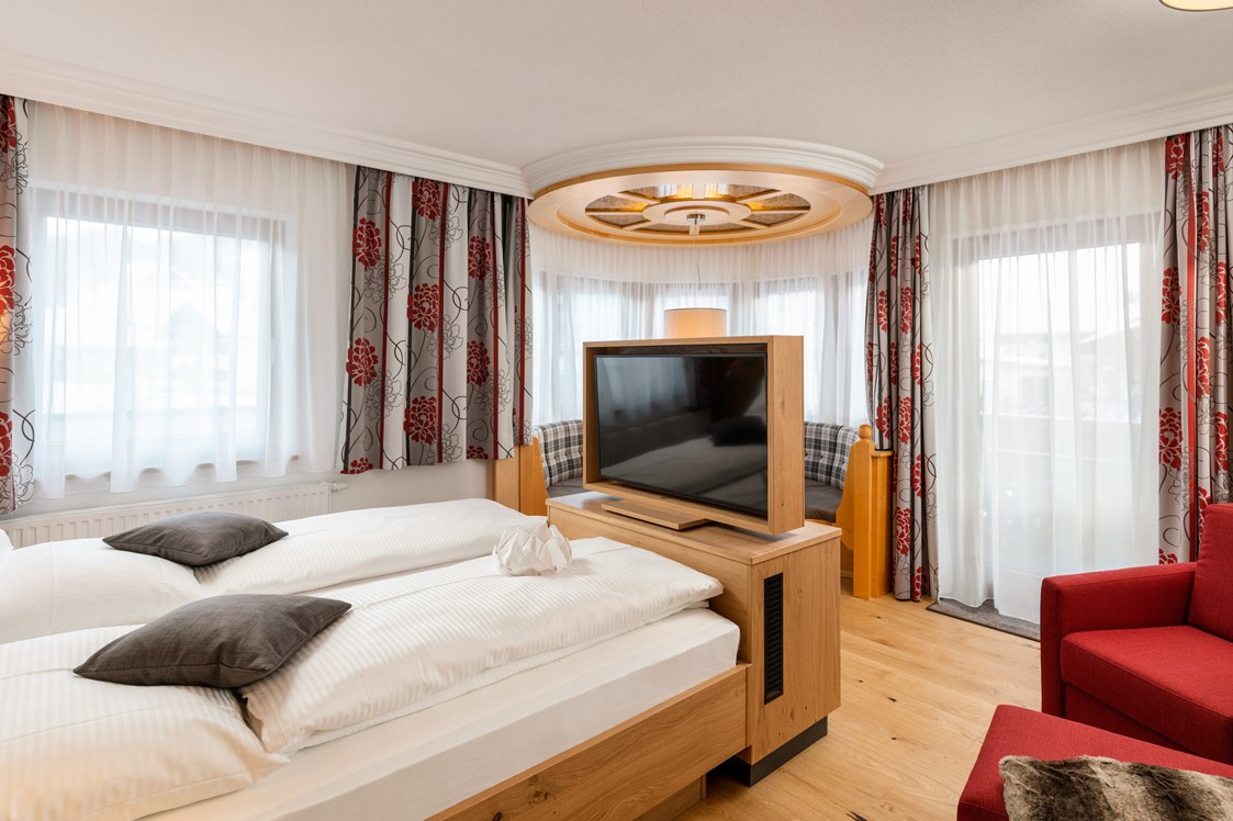 Hotel-fuer-Allergiker: Wohlfühlkomfort-Doppelbettzimmer Turm-Junior-Suite in der Dorfstube im Lechtal. - Gasthof-Pension-Dorfstube