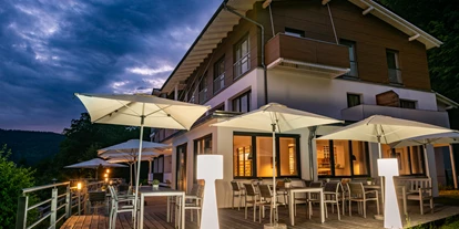 Allergiker-Hotels - Sauna - Hotel und Terrasse am Abend - Thula Wellnesshotel Bayerischer Wald
