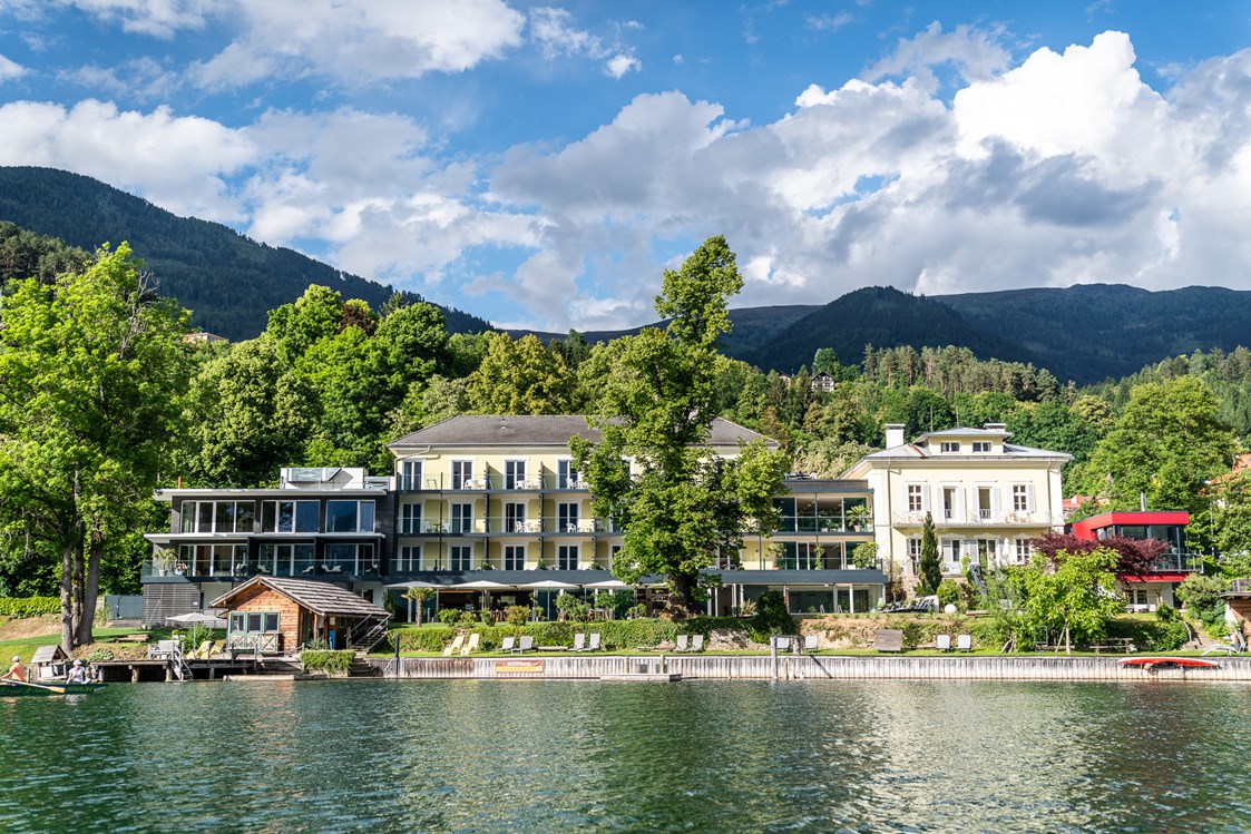 Hotel-fuer-Allergiker: Blick vom See auf die Villa Postillion - Villa Postillion am See