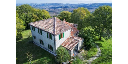 Allergiker-Hotels - rauchfreies Hotel - Haus im Herbst mit Eingang, direkt im Naturpark mit weiter Sicht und Panorama, komplett nikotinfrei und tierhaarfrei - Poggio-delle-Querce Eichenhügel