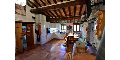 Allergiker-Hotels - rauchfreies Hotel - moderne, sehr gute Küchenaustattung mit traditionellem Esstisch, Geschirrspülmaschine, großer Kühlschrank mit Eisfach easy fresh, Backofen mit Grillfunktion - Poggio-delle-Querce Eichenhügel