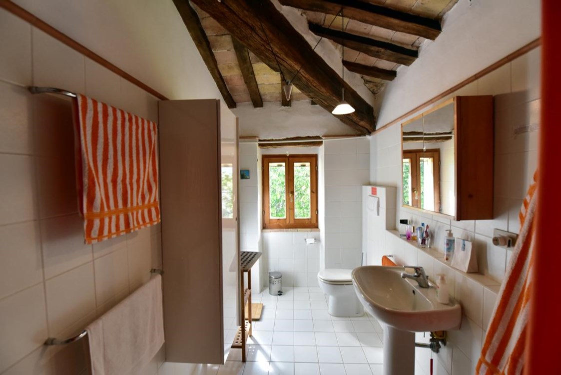Hotel-fuer-Allergiker: Badezimmer 1 mit authentischen Holzbalken. - Poggio-delle-Querce Eichenhügel