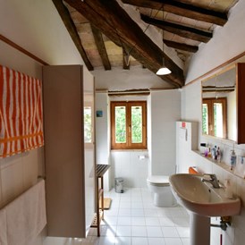 Hotel-fuer-Allergiker: Badezimmer 1 mit charakteristischen  Holzbalken - Poggio-delle-Querce Eichenhügel