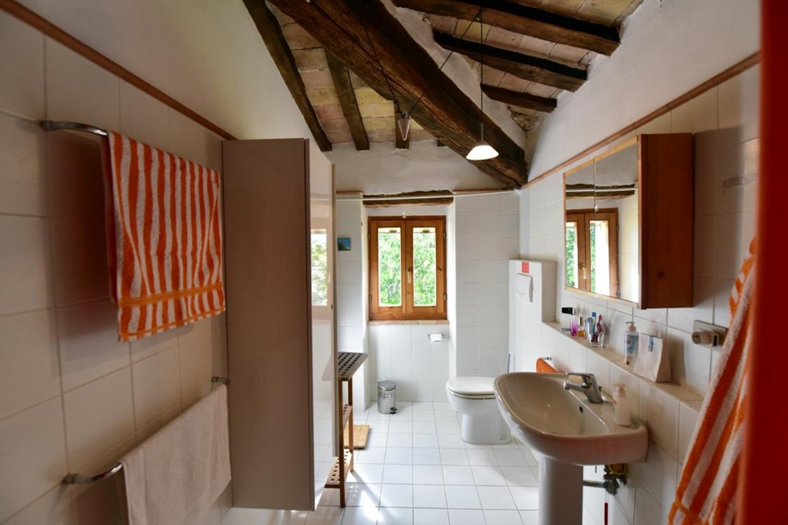 Hotel-fuer-Allergiker: Badezimmer 1 mit charakteristischen  Holzbalken - Poggio-delle-Querce Eichenhügel