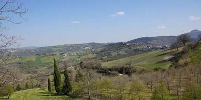 Allergiker-Hotels - rauchfreies Hotel - Teilaussicht vom Garten im März, Richtung Monte Murano, direkt im Naturpark - Poggio-delle-Querce Eichenhügel